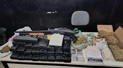 Polícia Militar desarticula depósito do tráfico e apreende arma e drogas em Cajazeiras