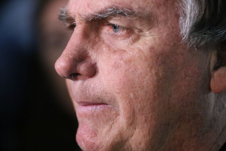 Com crise persistente de soluços, Bolsonaro faz nova cirurgia