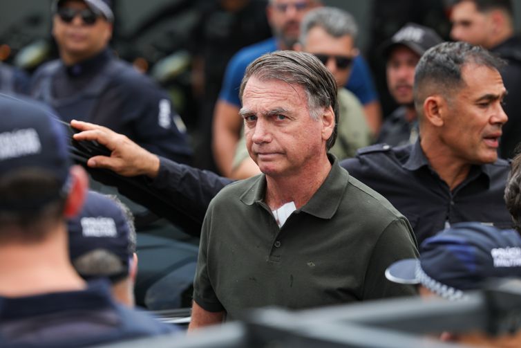 Defesa de Bolsonaro reitera pedido por cirurgia e prisão domiciliar
