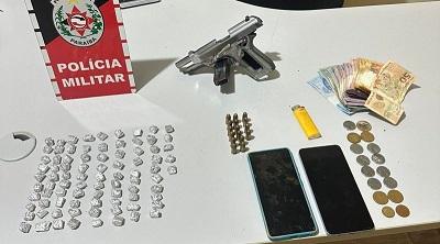 Dupla é flagrada circulando em moto adulterada e com arma e drogas no litoral sul da Paraíba