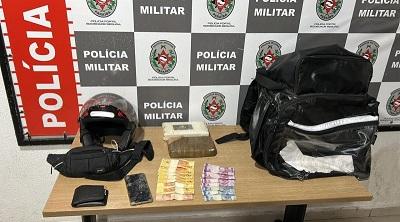 Suspeito de transportar drogas é preso após tentar fugir de blitz policial na orla da Capital