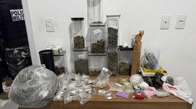 Polícia Militar prende acusado de extorsão mediante sequestro e desarticula ponto de armazenamento de drogas