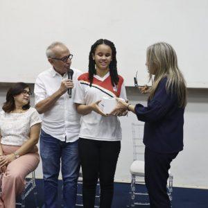 Cícero Lucena amplia inclusão na rede municipal com a entrega de óculos inteligentes para estudantes com deficiência visual