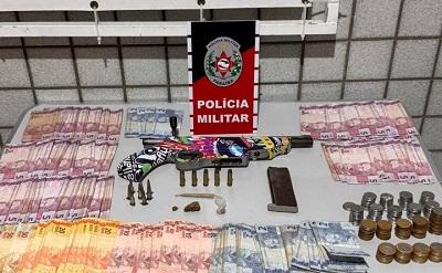 Polícia Militar apreende arma e drogas durante abordagem em um bar da cidade de Araçagi