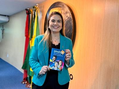 De autoria da Vereadora Carol Gomes, Cartilha dos direitos dos autistas começa a ser distribuída em Campina Grande