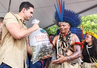 Governador Lucas Ribeiro participa de celebração do Dia dos Povos Indígenas e realiza entregas em Baía da Traição