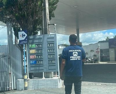 Pesquisa Procon-CG revela queda no preço mínimo da gasolina comum