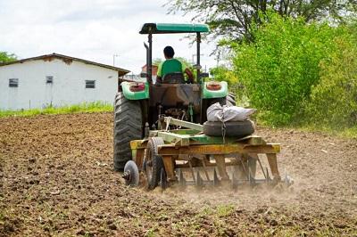 Prefeitura de Campina Grande intensifica ações de corte de terra e recuperação de estradas