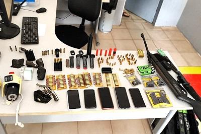NO CONDE: Polícia Civil prende mulher em flagrante com arsenal de armas de fogo e munições