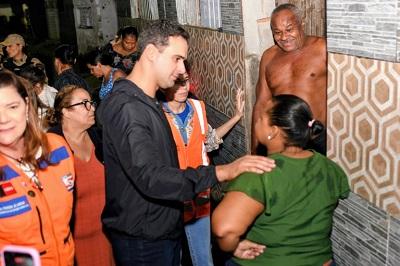 Governador Lucas Ribeiro visita comunidades de João Pessoa afetadas pelas chuvas e determina providências