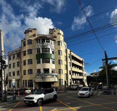 Reforma e recuperação do Grande Hotel, prédio que abrigou por anos serviços da Prefeitura, tiveram início nesta segunda-feira