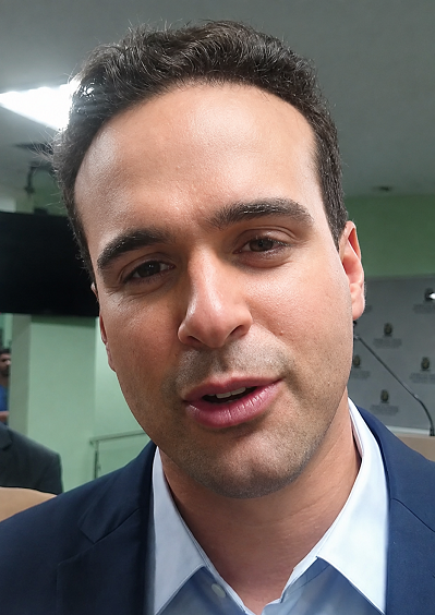 Após críticas dos outros candidatos ao governo da Paraíba, por faltar a debate, Lucas Ribeiro se defende e justifica ausência.