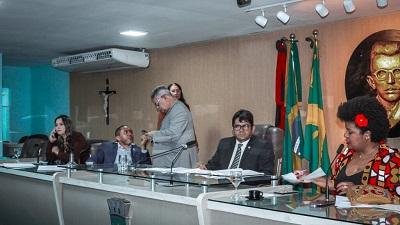 Câmara debate atendimento a crianças atípicas e violência doméstica durante sessão