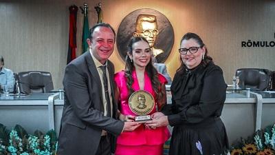 CMCG homenageia primeira-dama da Paraíba com Medalha de Honra ao Mérito
