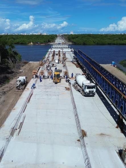 Bombeiros realizam buscas em Cabedelo após desabamento de parte da estrutura da obra da ponte do futuro
