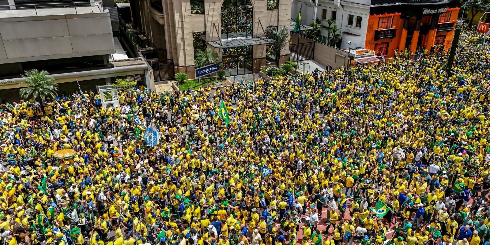 Campanha de Flávio Bolsonaro realiza manifestação na Paulista