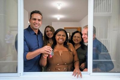 Lucas Ribeiro entrega apartamentos e assegura moradia digna a famílias de Patos